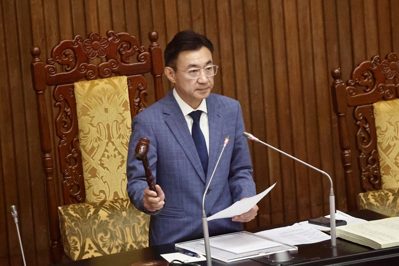 Johnny Chiang, vicepresidente del Yuan Legislativo, anuncia la aprobación de la reforma de la Ley de Eliminación de Residuos (Foto: CNA)