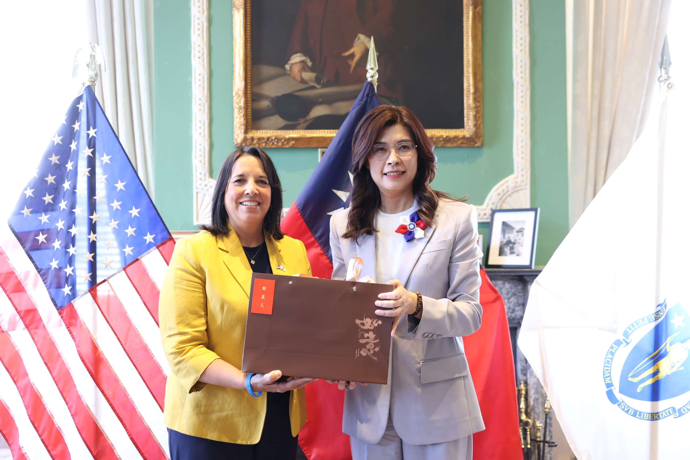 Kim Driscoll, vicegobernadora de Massachussets, posa junto a Cheng Li-wun (Foto: Kuomintang)