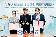 Responsables del MIRDC con el CEO de Anduril Palmer Luckey (Foto: CNA)