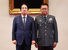 El presidente Lai Ching-te posa con el nuevo mayor general Li Po-wen (Foto: CNA)