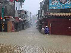 El barrio capitalino de Neihu se ha visto sorprendido por la violencia de las lluvias de este día 25 produciéndose inundaciones (Foto: CNA)