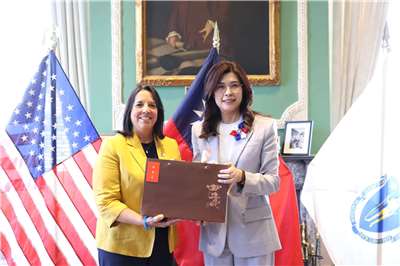 Kim Driscoll, vicegobernadora de Massachussets, posa junto a Cheng Li-wun (Foto: Kuomintang)