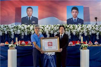 Lai Ching-te en el funeral de los dos pilotos de las fuerzas aéreas fallecidos en un accidente (Foto: Oficina Presidencial)