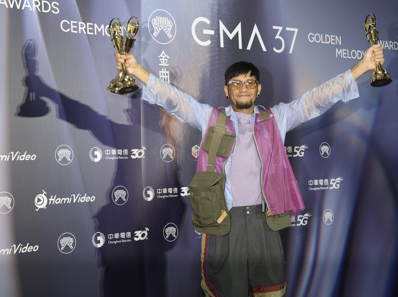 El cantante taiwanés Ayal Komod (張震嶽, A-Yue) se llevó tres galardones en la gala de los premios Melodía Dorada 2026: mejor compositor de melodía, mejor álbum en chino mandarín y mejor cantante masculino en chino mandarín. (Foto: CNA)