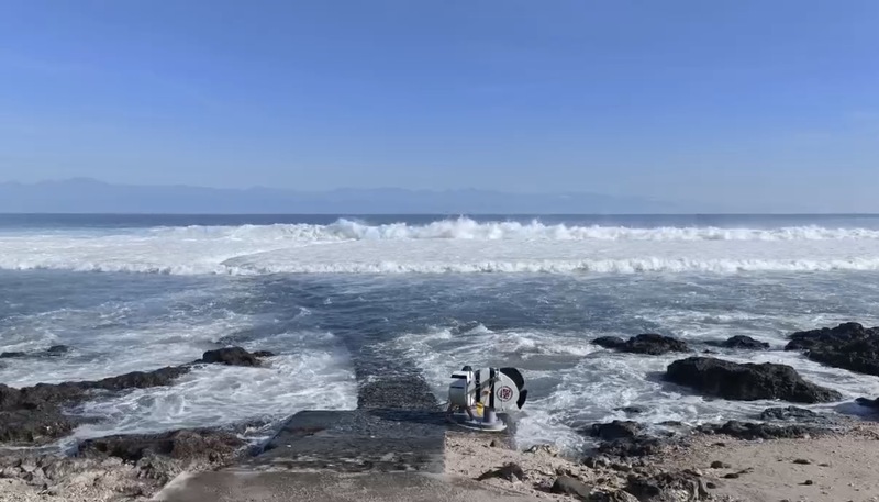 Primeras olas largas en las costas de Isla Verde ante la llegada inminente del tifón Bavi (Foto: CNA)