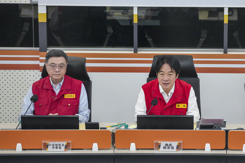 Lai Ching-te (dcha) preside la reunión del Centro de Operaciones de Emergencia Central ante la llegada inminente del tifón Bavi (Foto: CNA)