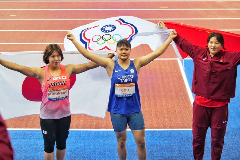 La lanzadora de jabalina taiwanesa Chu Pin-hsun (朱品薰, centro) se llevó la medalla de oro en el Campeonato Asiático de Atletismo sub 23. (Foto: CNA)