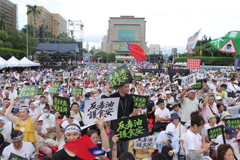 Multitudinaria manifestación en Taipéi convocada por la oposición en contra de la gestión que el Gobierno ha hecho de la crisis de seguridad alimentaria provocada por el aceite adulterado (Foto: CNA)