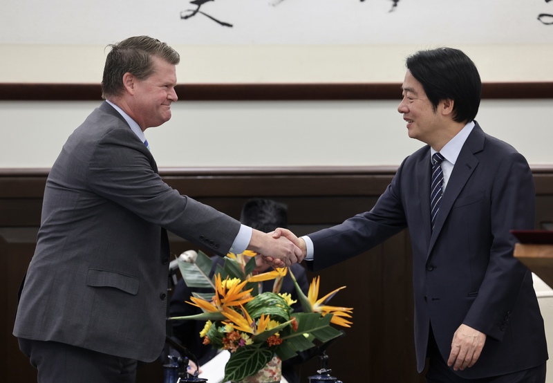 Lai Ching-te saluda a Randall G. Schriver (Foto: CNA)