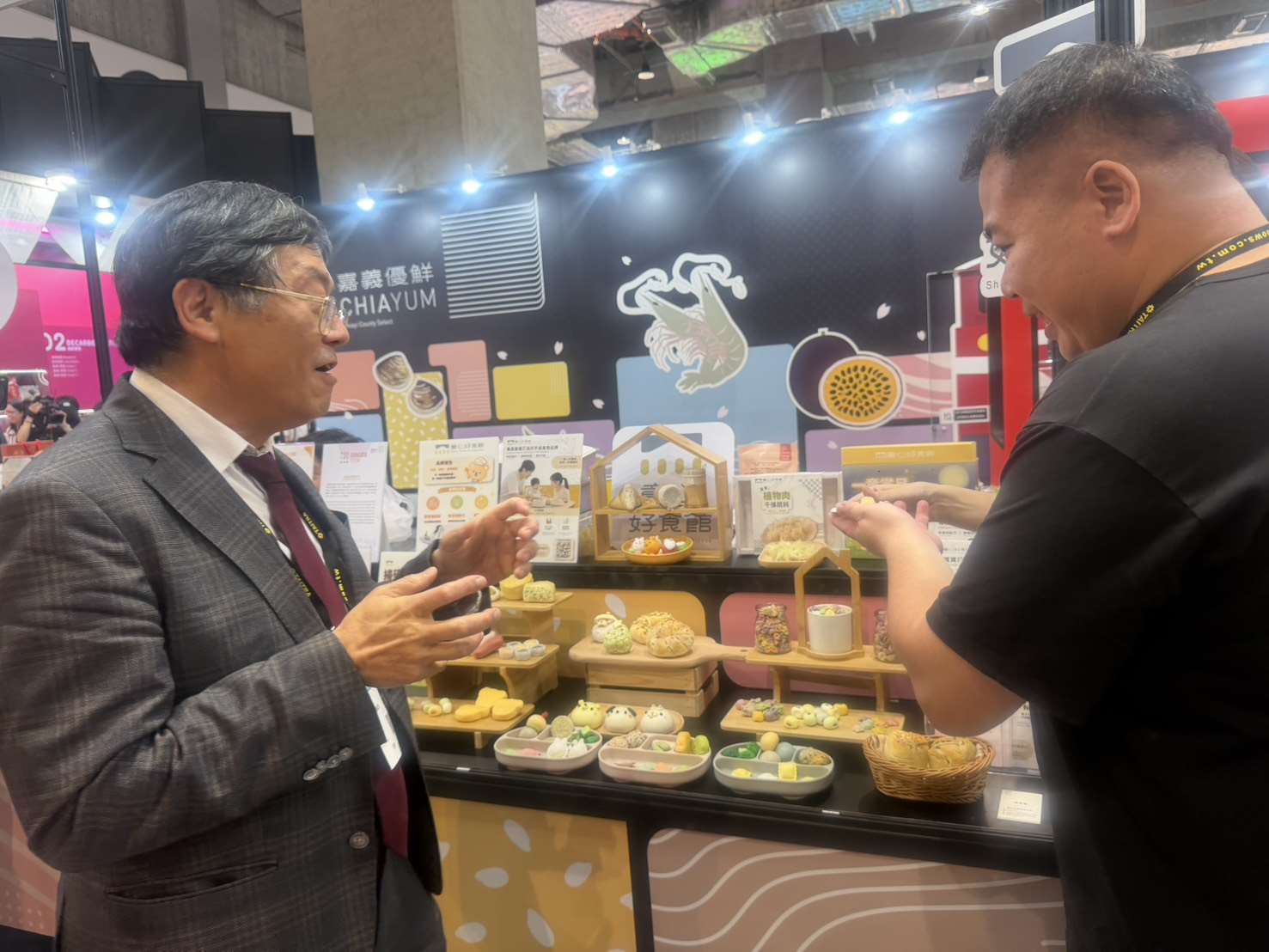 El vice gobernador del condado de Chiayi Liu Pei Dong degusta las delicias del condado. (Foto :Rti)