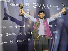 El cantante taiwanés Ayal Komod (張震嶽, A-Yue) se llevó tres galardones en la gala de los premios Melodía Dorada 2026: mejor compositor de melodía, mejor álbum en chino mandarín y mejor cantante masculino en chino mandarín. (Foto: CNA)
