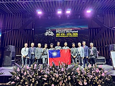 Equipos taiwaneses que ganaron las olimpiadas de biología y química celebradas en Lituania (Foto: CNA)