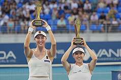 La taiwanesa Chan Hao-ching (詹皓晴) y su compañera la japonesa Miyu Kato son las campeonas de la categoría dobles femenina del Abierto de Atenas. (Foto: CNA)