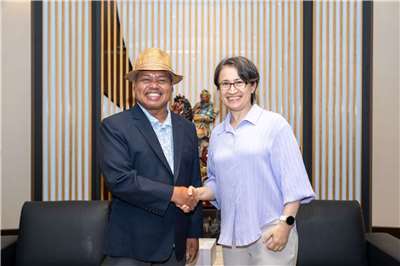 Hsiao Bi-khim con el vicepresidente de Palaos, Raynold Oilouch (Foto: Oficina Presidencial)