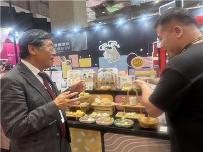 El vice gobernador del condado de Chiayi Liu Pei Dong degusta las delicias del condado. (Foto :Rti)