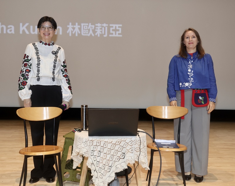 Sheryl Lai  y Kulish Olha, en el cierre de  "Flor de la Libertad", hoy día 29.