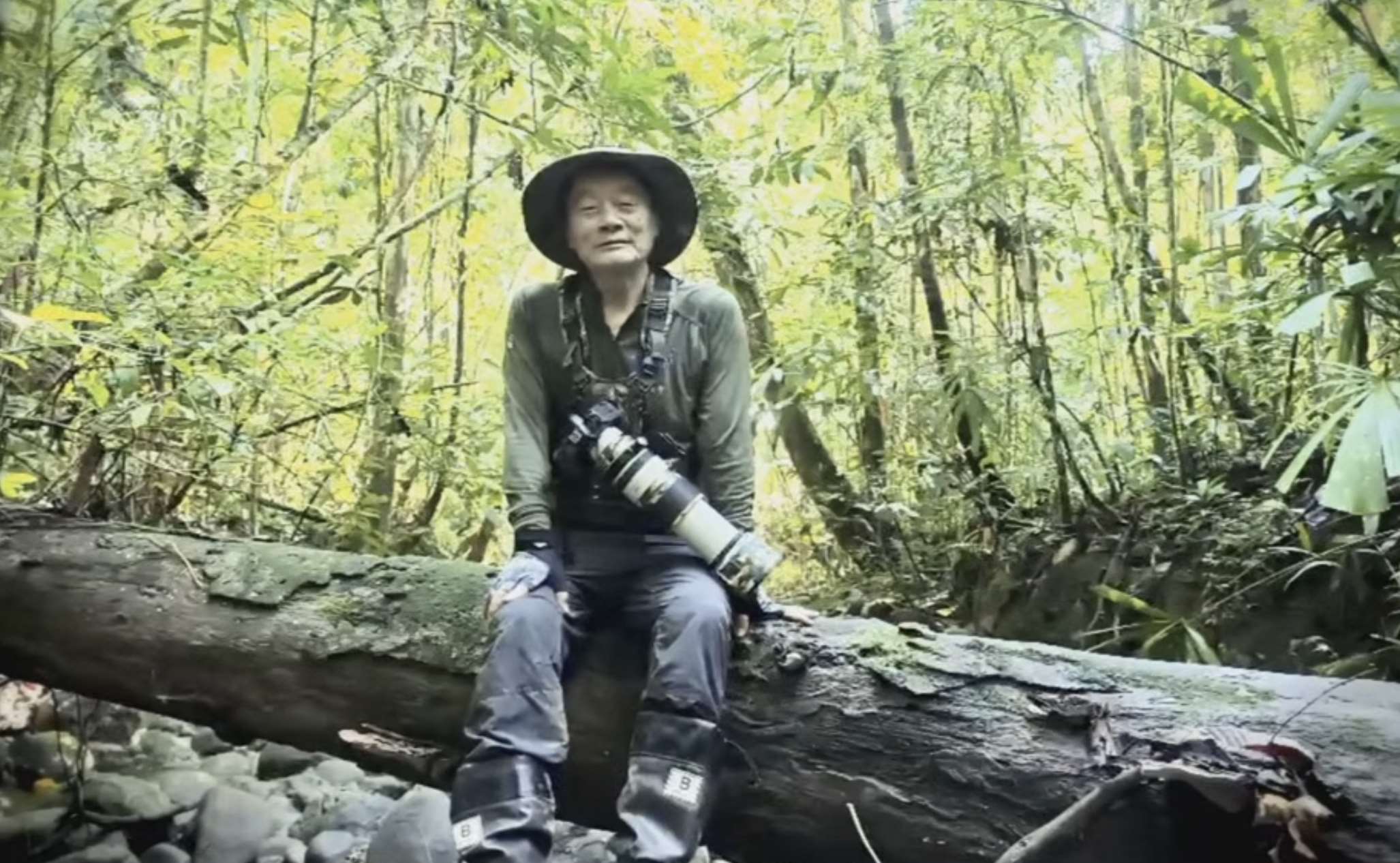 El ecologista Hsu Jen-hsiu (徐仁修), de 80 años, no pudo asistir a la ceremonia de entrega del premio por encontrarse en una expedición de investigación en la selva tropical de Papúa Nueva Guinea. No obstante, envió un mensaje en vídeo pregrabado en el que saludó a los asistentes y expresó su agradecimiento por este reconocimiento. (Foto: transmisión en directo de la ceremonia)