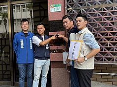 Jóvenes del KMT registran querella en la Fiscalía de Taipéi contra altos miembros del Gobierno por el escándalo del aceite adulterado (Foto: CNA)