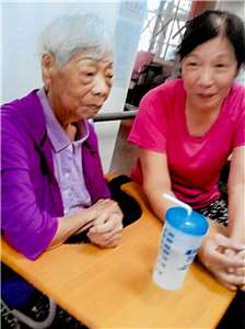 Pai Wan-chih junto a su madre. (Foto: Pai Wan-chih)