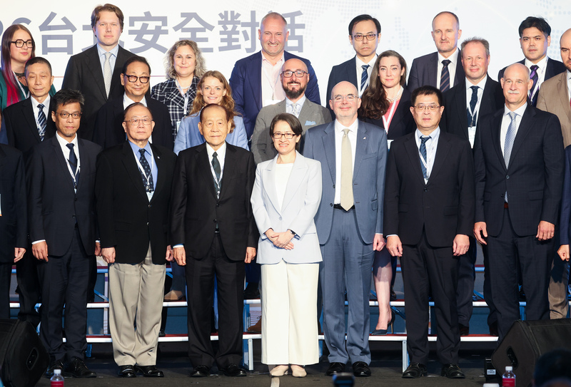 Hsiao Bi-khim con investigadores de la Institución Hoover de la Universidad de Stanford (Foto: CNA)