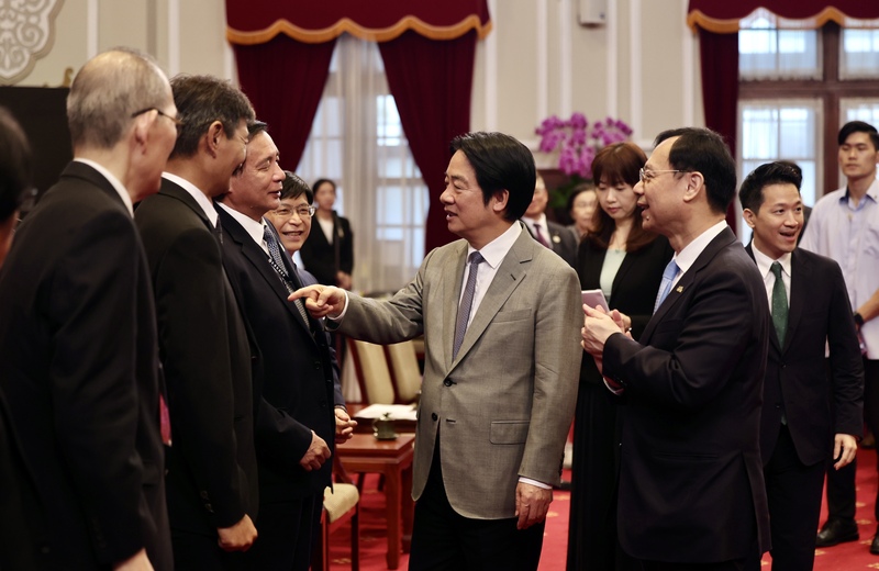 Lai Ching-te saluda a los representantes de la Asociación de Ciencias Odontológicas (Foto: CNA)