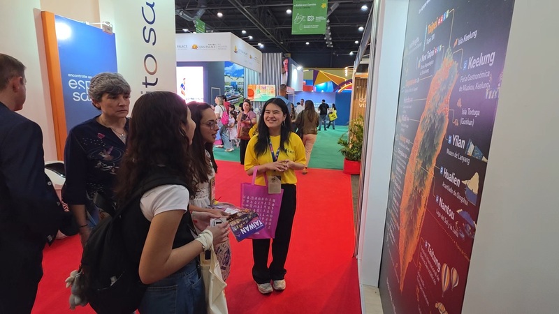 Argentinos se acercan al stand de Taiwán en la Feria Internacional de Turismo de América Latina (FIT) celebrada en Buenos Aires (Foto: CNA)