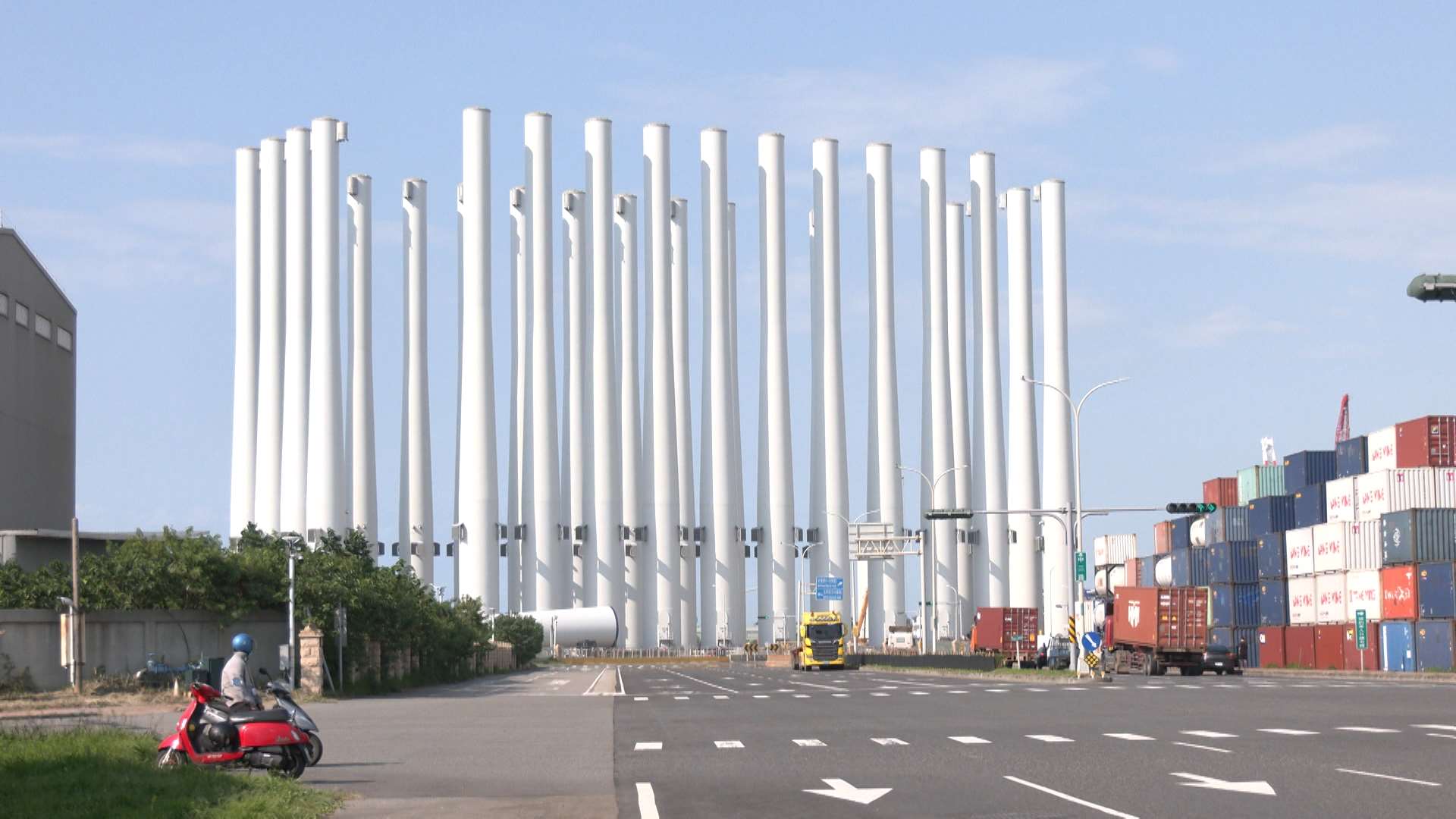 Torres de aerogeneradores para el proyecto del túnel eólico marino de Taipower que algunos internautas taiwaneses han equiparado al Partenón de Atenas (Foto: captura de vídeo)