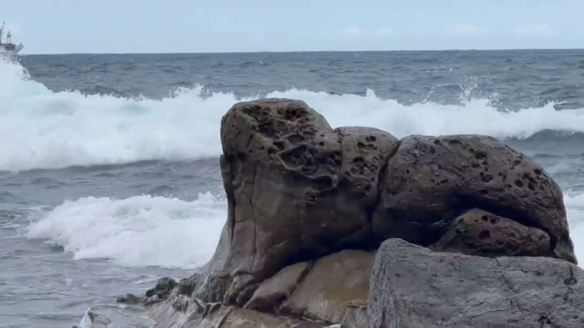 "Roca foca" de Badouzi (Keelung) desprovista de su icónica cabeza por la acción de los tifones y las olas (Foto: captura de vídeo)