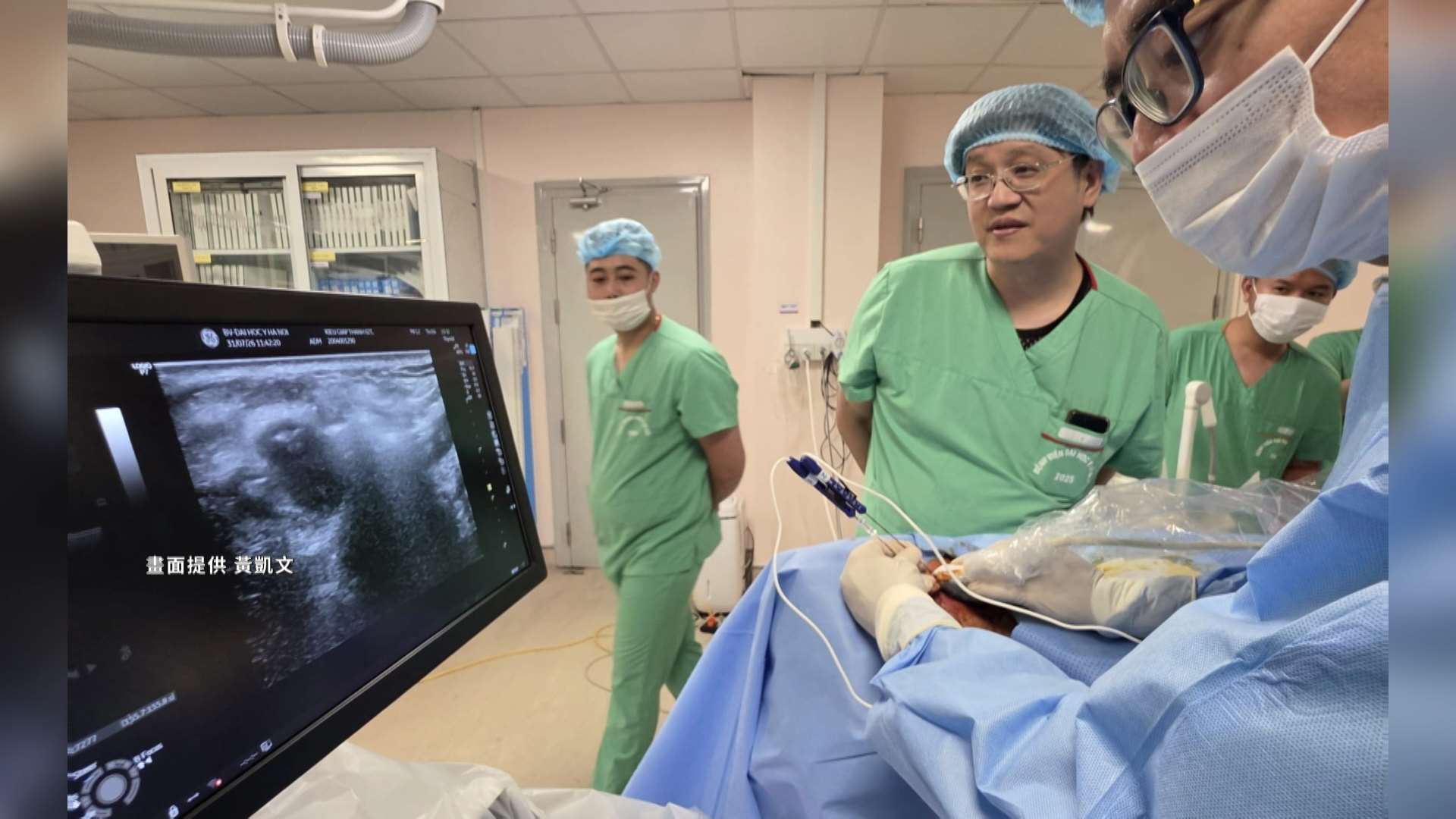 Cirujanos observando una pantalla durante una cirugía (Foto: captura de vídeo)