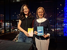 Lee Chia-ying (izda) con la representante taiwanesa en Suecia (Foto: CNA)