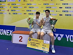 Los badmintonistas Lin Yu-chieh (林煜傑, izqda.) y Chen Zhi-ray (陳子睿) son los campeones de la categoría dobles masculino del Abierto de Vietnam. (Foto: CNA)