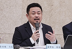Hung Shen-han, ministro de Trabajo, se congratula de la subida del salario mínimo a pesar de las críticas de los sindicatos (Foto: CNA)