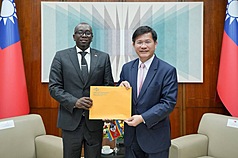 El ministro de Relaciones Exteriores, Lin Chia-lung, posa con el nuevo embajador extraordinario y plenipotenciario del aliado africano Esuatini en Taiwán, Vulindlela Kunene (Foto: CNA)