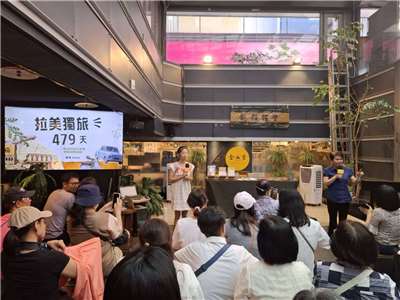 La escritora  taiwanesa Maite (池昀, centro) presentó su libro el pasado domingo 13 de septiembre en Taipéi. En el evento, ella compartió anécdotas de su viaje e interactuó con entusiastas del idioma español y la cultura latinoamericana. (Foto: Rti)