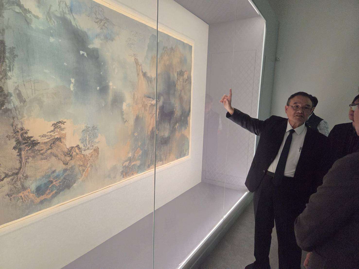 El director del Museo Nacional del Palacio, Hsiao Tsung-huang (蕭宗煌), explica detalles de la pintura «Vista panorámica del monte Lu» (〈廬山圖〉). (Foto: Rti)