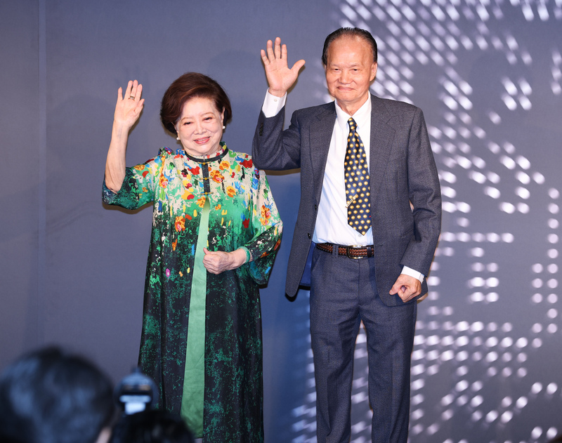 La actriz Chen Shu-fang (陳淑芳) y el escenógrafo Yeh Hui-lung (葉輝龍) recibieron el premio a la contribución especial. (Foto: CNA)