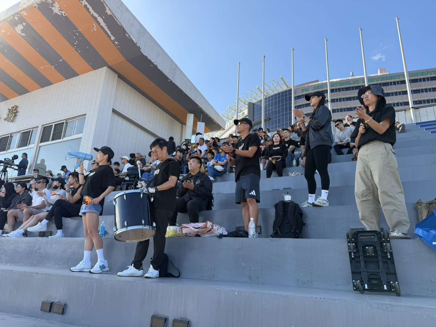 Los hinchas taiwaneses del equipo Attackers FC al que pertenece Daiana Alaniz alias la "Chiru".