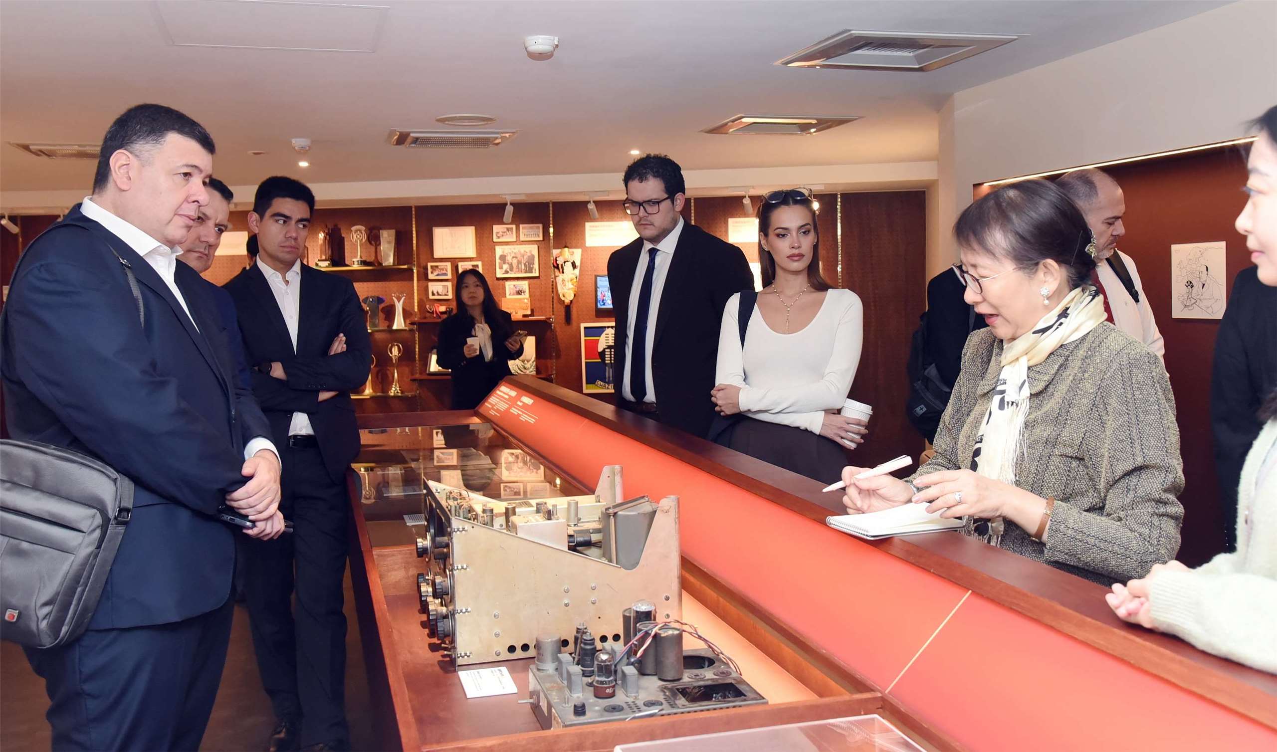La delegación paraguaya visitó el museo de Radio Taiwán Internacional (Foto: Rti)