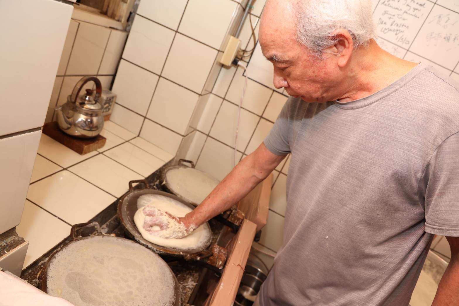Preparación de tortillas para rollitos primavera del puesto «Justicia». (Foto: Rti)