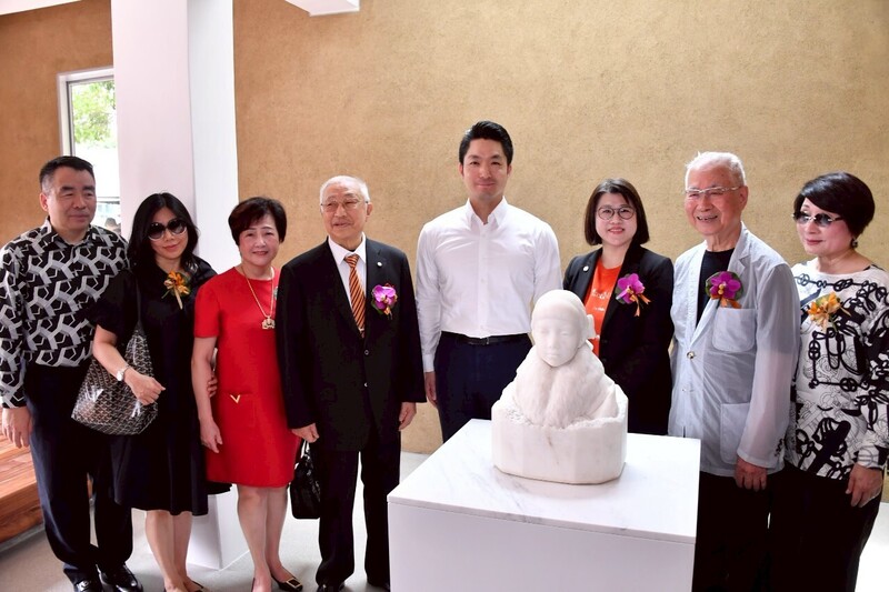 El alcalde de Taipéi, Chiang Wan-an (蔣萬安, cuarto desde la derecha) posa en una foto grupal junto al busto «Niña». (Foto: CNA)