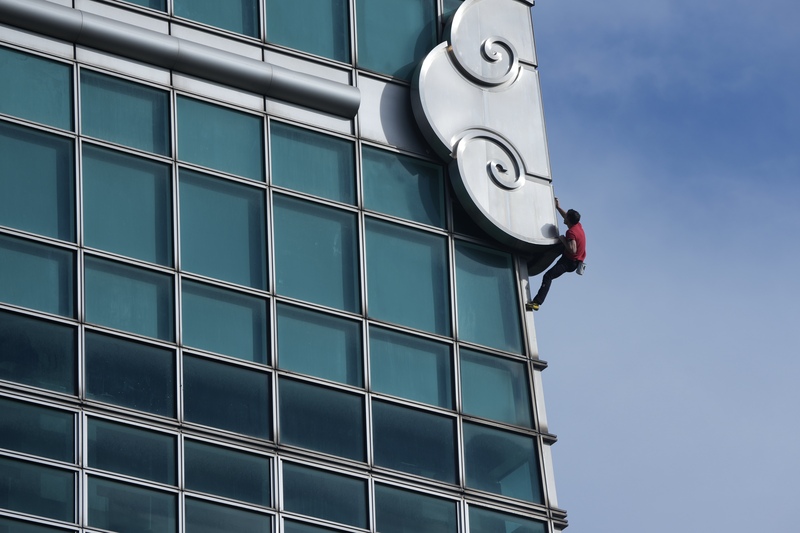 Espectacular imagen de la escalada de Honnold al Taipei 101 (Foto: CNA)