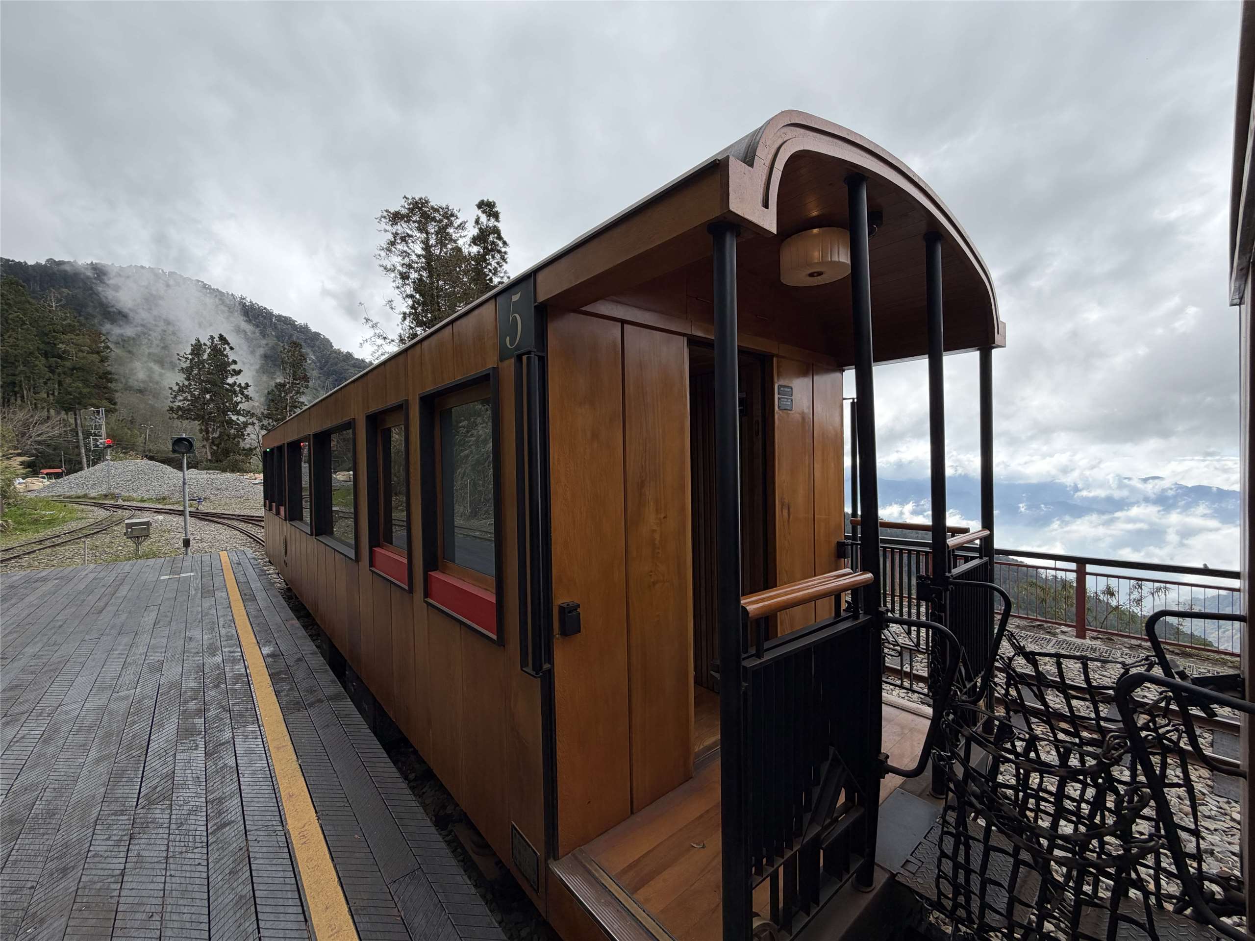 Vagón del tren turístico Fusen, que cubre la ruta Chiayi-Alishan. (Foto: Rti)