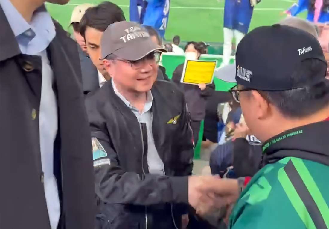 Cho Jung-tai saluda a aficionados al béisbol que se desplazaron hasta Japón para ver a Taiwán en el Clásico Mundial (Foto: CNA)