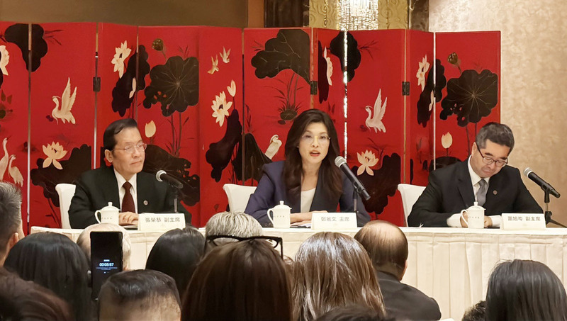 Cheng Li-wun y dos miembros de su delegación durante la rueda de prensa posterior al encuentro (Foto: CNA)