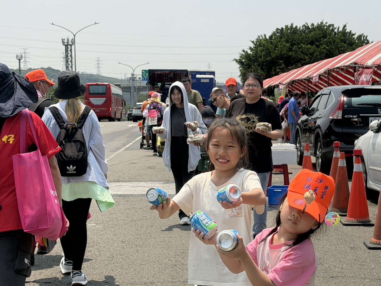 El amor de Mazu se sintió a través de la hospitalidad de las personas que voluntariamente se apostaron en la ruta para dar ánimo y bocadillos a los peregrinos. (Foto: Rti)