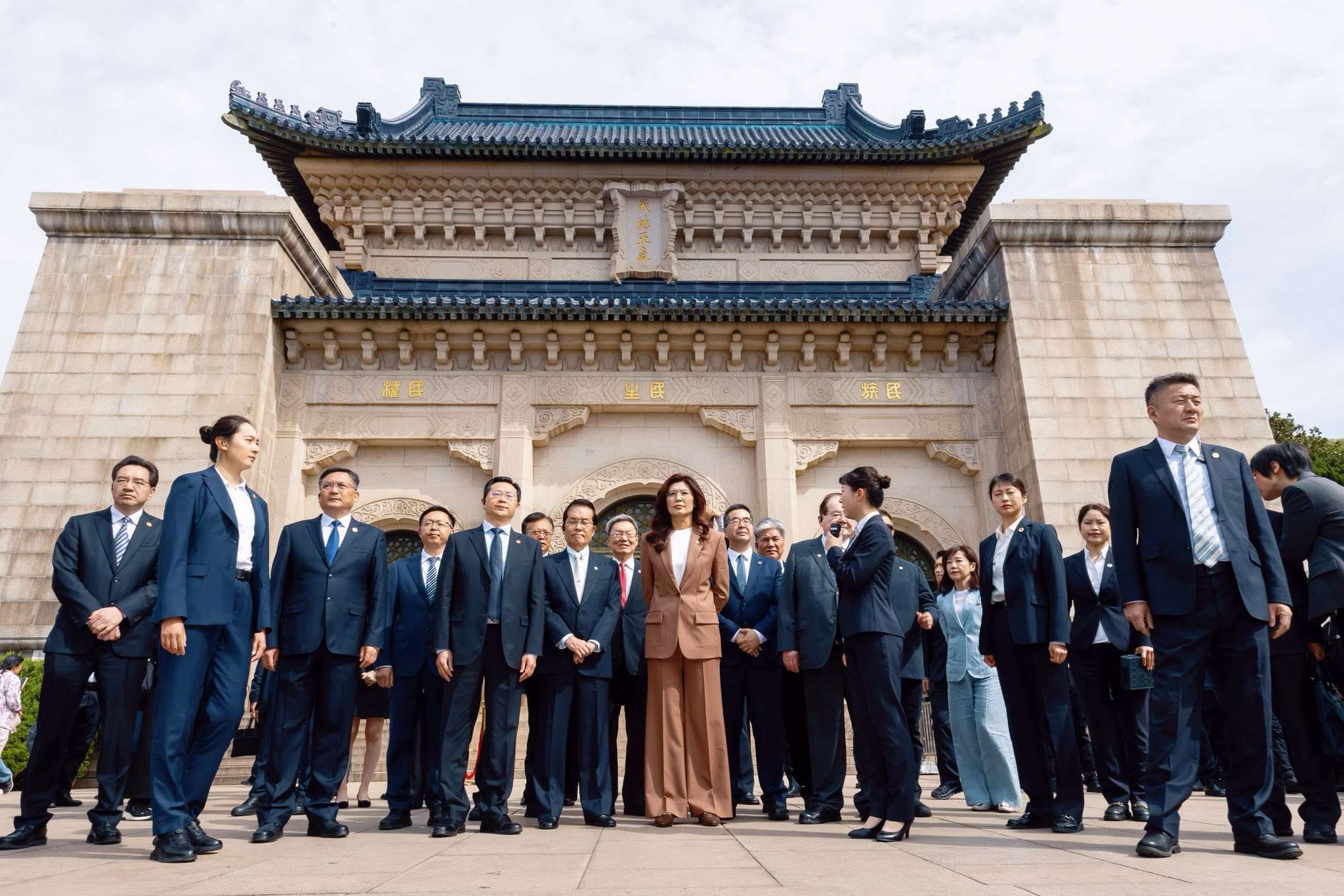 Cheng Li-wun y la delegación del Kuomintang posan en Nankín ante el mausoleo de Sun Yat-sen (Foto: Facebook de Cheng Li-wun)