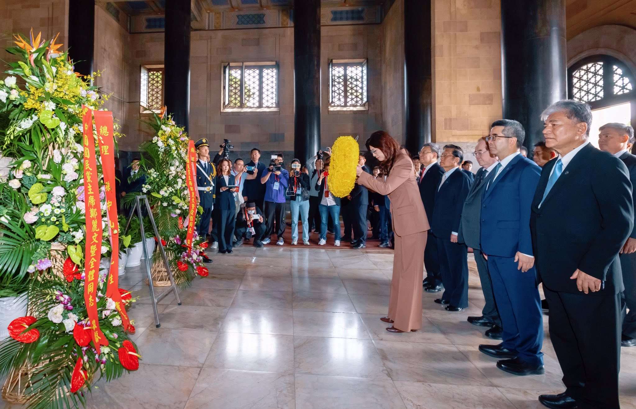 Ofrenda floral de Cheng Li-wun en el mausoleo de Sun Yat-sen (Foto: Facebook de Cheng Li-wun)