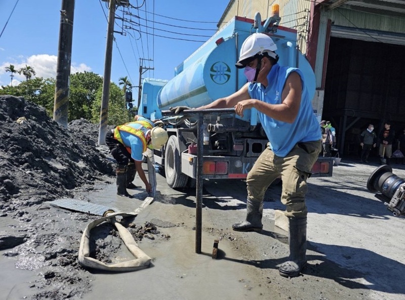 Le travail de remise en état des canalisations se poursuit après les inondations (photo fournie par Taiwan Water Corp., pour CNA)