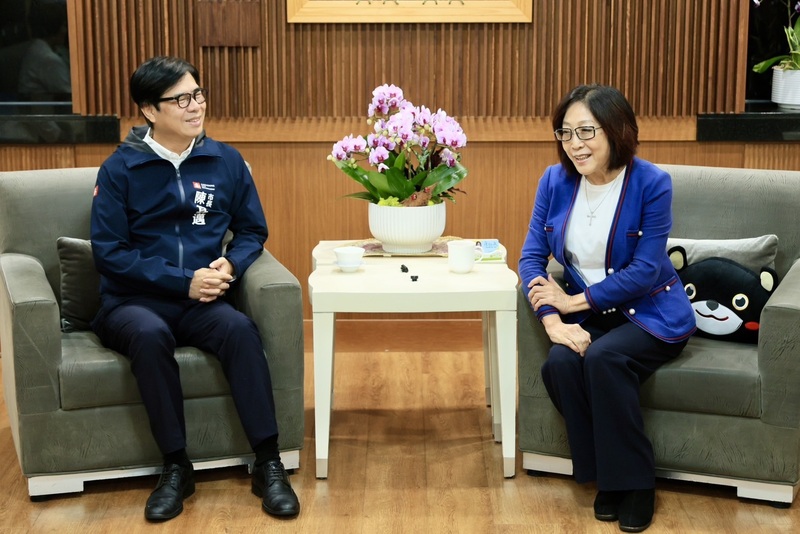 Le maire de Kaohsiung Chen Chi-mai (陳其邁) a déclaré aujourd’hui au conseil municipal avoir reçu récemment une visite des membres du géant des semi-conducteurs, TSMC. Ces derniers lui ont présenté une puce de 2 nm, annonçant la réussite de l’essai de production à Kaohsiung de ce procédé le plus avancé du monde. (photo de la municipalité de Kaohsiung)
