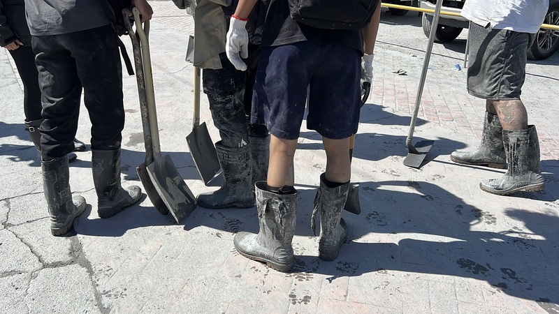 Des bénévoles pour le déblaiement des habitations de la commune de Guangfu (Photo CNA)